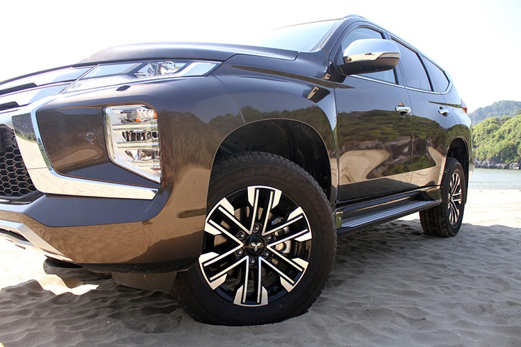 Hệ thống rửa đèn chiếu sáng được trang bị trên Pajero Sport 2020 mới cũng sẽ giúp loại bỏ bụi bẩn và bùn đất bám lên từ đó duy trì hiệu quả chiếu sáng tối đa, tính năng này sẽ giúp người lái có khả năng quan sát tốt nhất, đảm bảo an toàn. Cụm đèn hậu với thiết kế mới đẹp mắt tích hợp công nghệ LED giúp tăng thêm vẻ cuốn hút và nhận diện đặc trưng cho mẫu SUV mới này.