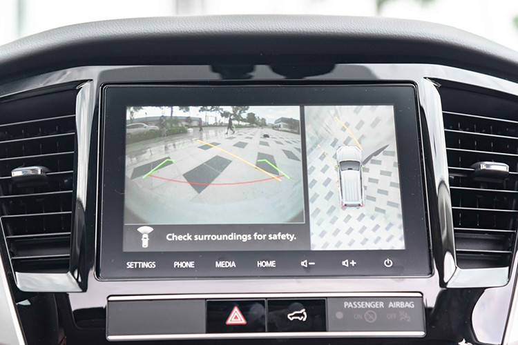 Xe được trang bị phanh tay điện tử trong khi các đối thủ chỉ có phanh tay cơ. Pajero Sport 2020 cũng có chế độ giữ phanh Auto Hold nên việc đi phố là rất nhàn hạ. Bên cạnh đó là núm xoay chọn chế độ gài cầu và các tính năng hỗ trợ đổ đèo, khởi hành ngang dốc. Chưa hết, hệ thống điều hòa của Pajero Sport cũng có công nghệ lọc không khí NanoE trứ danh của Mitsubishi, cửa sổ trời cũng là một trang bị hiếm thấy trong phân khúc tại thị trường Việt Nam.