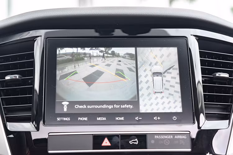 Xe được trang bị phanh tay điện tử trong khi các đối thủ chỉ có phanh tay cơ. Pajero Sport 2020 cũng có chế độ giữ phanh Auto Hold nên việc đi phố là rất nhàn hạ. Bên cạnh đó là núm xoay chọn chế độ gài cầu và các tính năng hỗ trợ đổ đèo, khởi hành ngang dốc. Chưa hết, hệ thống điều hòa của Pajero Sport cũng có công nghệ lọc không khí NanoE trứ danh của Mitsubishi, cửa sổ trời cũng là một trang bị hiếm thấy trong phân khúc tại thị trường Việt Nam.