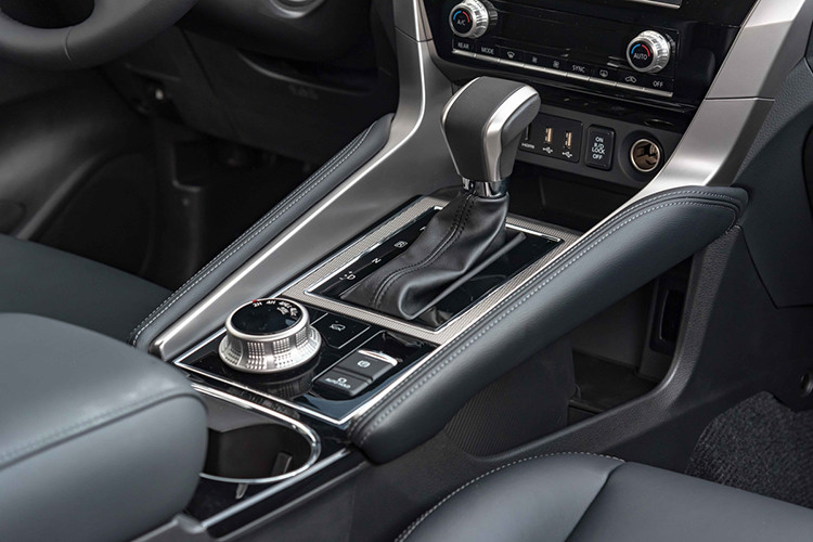 Với phiên bản nâng cấp 2020, Pajero Sport chỉ có 2 phiên bản máy dầu, phiên bản máy xăng V6 3.0L đã bị lược bỏ. Quyết định này đến từ khảo sát khách hàng từ phiên bản trước, nhiều người mua xe SUV ngại động cơ xăng vì độ tiêu hao nhiên liệu, dù xe vận hành mượt và êm ái hơn. Tuy vậy với động cơ dầu được cải tiến, Pajero Sport 2020 mang đến các trải nghiệm khá bất ngờ.