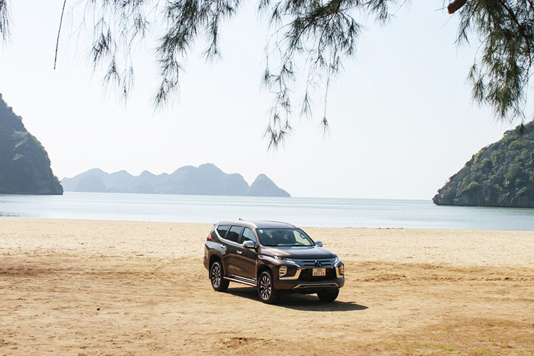 Với những thay đổi mang tính “cách mạng” từ trong ra ngoài, Mitsubishi Pajero Sport 2020 là một chiếc SUV 7 chỗ đáng gờm trong phân khúc tại thị trường Việt Nam. Với phiên bản 2020, Pajero Sport 4×2 AT có giá niêm yết 1,110 tỷ đồng, trong khi bản cao cấp 4×4 AT có giá bán 1,345 tỷ đồng. Đây là mức giá hấp dẫn hơn các phiên bản cao nhất của Ford Everest (rẻ hơn 54 triệu) và Toyota Fortuner (rẻ hơn 81 triệu đồng).