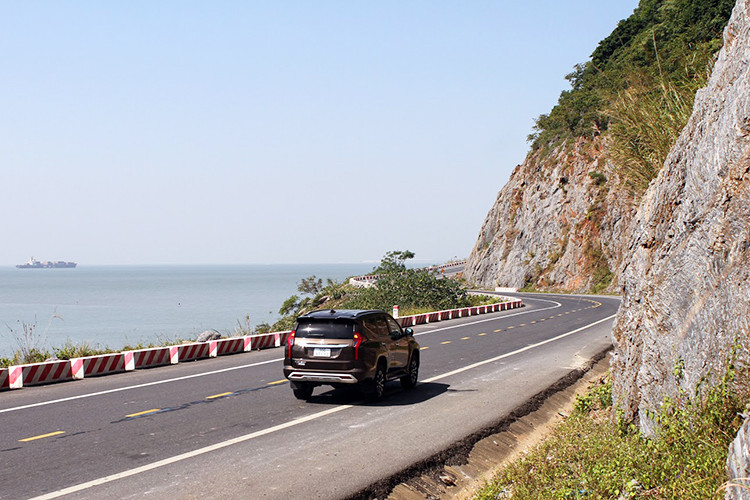 Ngược lại, khi chuyển ở tốc độ cao, phần vô-lăng này lại phát huy tác dụng với ưu thế mang đến độ đầm chắc và phản hồi với mặt đường chính xác. Kết hợp với khung gầm ổn định, khi đánh lái vào cua xe mang đến sự an toàn cho người sử dụng. Cầm lái xe ở đường zích zắc, Mitsubishi Pajero Sport 2020 thể hiện phẩm chất là một chiếc xe gầm cao có độ ổn định thân xe tốt hàng đầu phân khúc SUV 7 chỗ tại Việt Nam. Đặc biệt là công nghệ và hệ thống an toàn cũng hỗ trợ khá nhiều cho người lái.