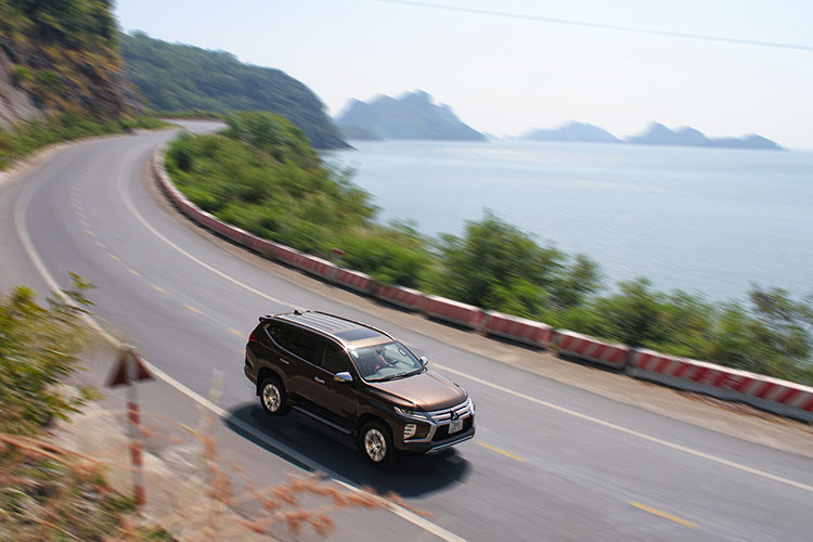 Hệ thống treo trên Mitsubishi Pajero Sport 2020 tương đối cứng khi đi qua địa hình gồ ghề, nhưng chiếc xe lại có khả năng dập tắt dao động để giúp xe trở lại trạng thái cân bằng tương đối nhanh. Ngoài ra, một điểm trừ là khối động cơ diesel MIVEC êm nhưng tiếng vọng vào khoang cabin xe ở vòng tua cao mỗi lần đạp sâu ga nghe khá rõ. Ngược lại, thì việc cách âm môi trường và cách âm gầm lại tốt hơn khá nhiều đối thủ cùng phân khúc hiện nay.