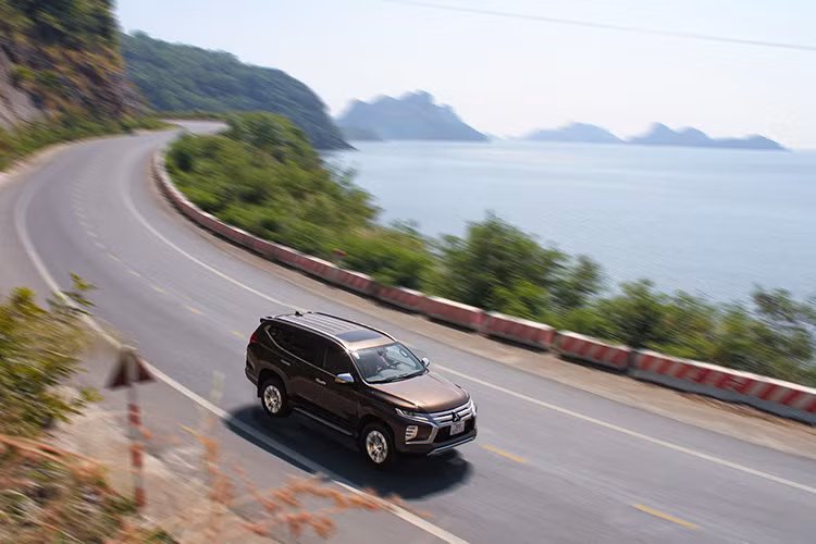 Hệ thống treo trên Mitsubishi Pajero Sport 2020 tương đối cứng khi đi qua địa hình gồ ghề, nhưng chiếc xe lại có khả năng dập tắt dao động để giúp xe trở lại trạng thái cân bằng tương đối nhanh. Ngoài ra, một điểm trừ là khối động cơ diesel MIVEC êm nhưng tiếng vọng vào khoang cabin xe ở vòng tua cao mỗi lần đạp sâu ga nghe khá rõ. Ngược lại, thì việc cách âm môi trường và cách âm gầm lại tốt hơn khá nhiều đối thủ cùng phân khúc hiện nay.