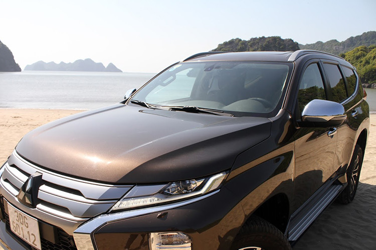 Đầu xe nổi bật với mặt ca lăng chữ X, hốc đèn 2 bên khoét sâu, bên trên là đèn chạy LED ban ngày và đèn pha nối liền bằng những thanh mạ bạc. Lưới tản nhiệt được thiết kế mới với 3 thanh ngang mạ bạc cao cấp làm tăng thêm vẻ mạnh mẽ, thể thao, mở rộng từ nắp ca-pô xuống giúp xe có khả năng làm mát động cơ tốt hơn. Đặc biệt, Pajero Sport 2020 được trang bị đèn chiếu sáng phía trước công nghệ Bi-LED hiện đại tăng hiệu quả chiếu sáng và thẩm mỹ, đồng thời tích hợp công nghệ đèn chiếu sáng góc hỗ trợ tốt hơn khi vào cua.