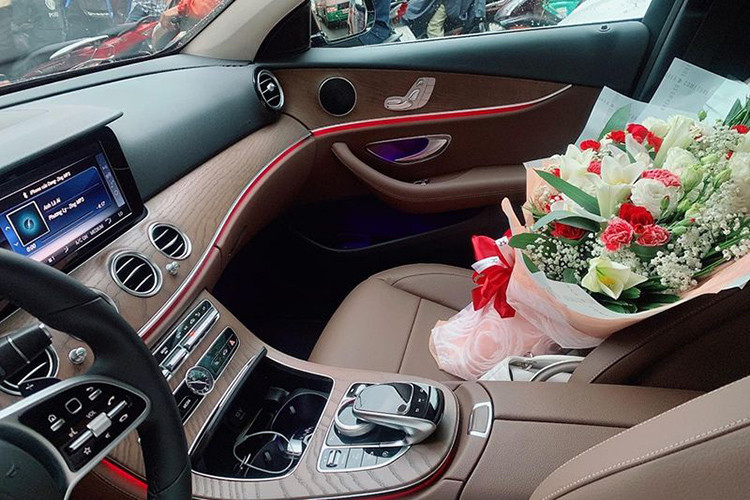 Ra mắt lần đầu tiên tại Việt Nam từ 10/2016 Mercedes-Benz E200 mới là sự tổng hòa của 3 yếu tố: sự thời thượng, cá tính lịch lãm và chất thể thao. Giống như nhiều mẫu Mercedes đời mới khác, thuộc dòng E-Calss và được thiết kế theo ngôn ngữ Sensual Purity, chiếc xe mang nhiều nét tương đồng với các dòng S-Class và C-Class đã ra mắt trước đó.