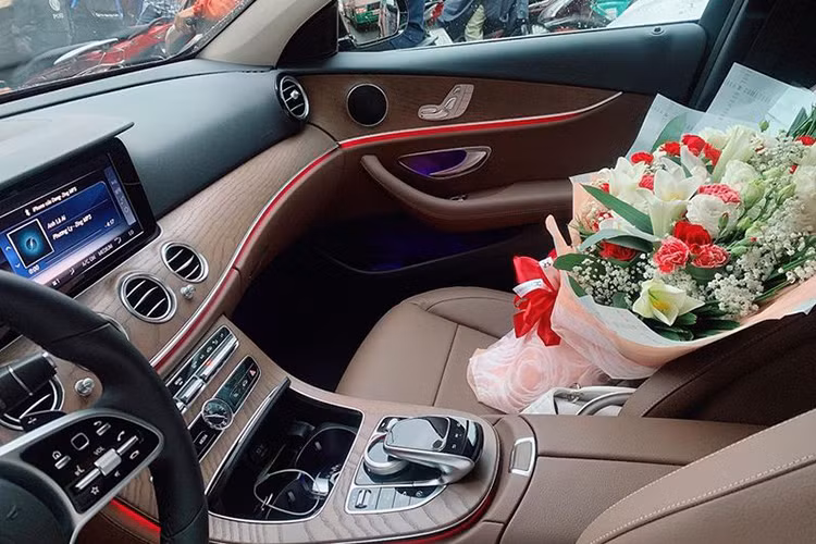 Ra mắt lần đầu tiên tại Việt Nam từ 10/2016 Mercedes-Benz E200 mới là sự tổng hòa của 3 yếu tố: sự thời thượng, cá tính lịch lãm và chất thể thao. Giống như nhiều mẫu Mercedes đời mới khác, thuộc dòng E-Calss và được thiết kế theo ngôn ngữ Sensual Purity, chiếc xe mang nhiều nét tương đồng với các dòng S-Class và C-Class đã ra mắt trước đó.