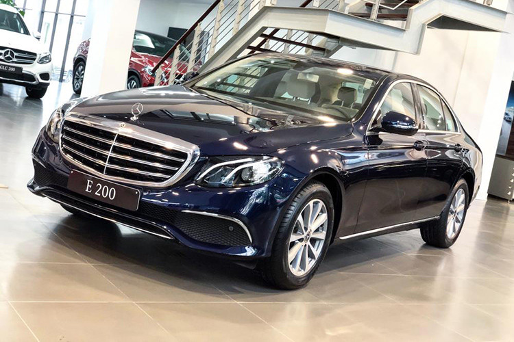 Hiện tại, E200 đang được Mercedes-Benz lắp ráp tại Việt Nam và được bán ra thị trường với 8 màu ngoại thất (Trắng Polar, Đen Obsidian, Bạc Iridium, Nâu Citrin, Xanh Cavansite, Bạc Diamond, Xám Selenite, Xanh Kallait), cùng 3 tông màu nội thất (Đen, Nâu và Beige). Mức giá xe Mercedes-Benz E200 mới là 2,099 tỷ đồng.