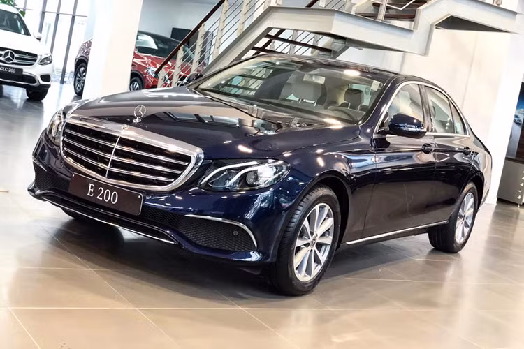 Hiện tại, E200 đang được Mercedes-Benz lắp ráp tại Việt Nam và được bán ra thị trường với 8 màu ngoại thất (Trắng Polar, Đen Obsidian, Bạc Iridium, Nâu Citrin, Xanh Cavansite, Bạc Diamond, Xám Selenite, Xanh Kallait), cùng 3 tông màu nội thất (Đen, Nâu và Beige). Mức giá xe Mercedes-Benz E200 mới là 2,099 tỷ đồng.