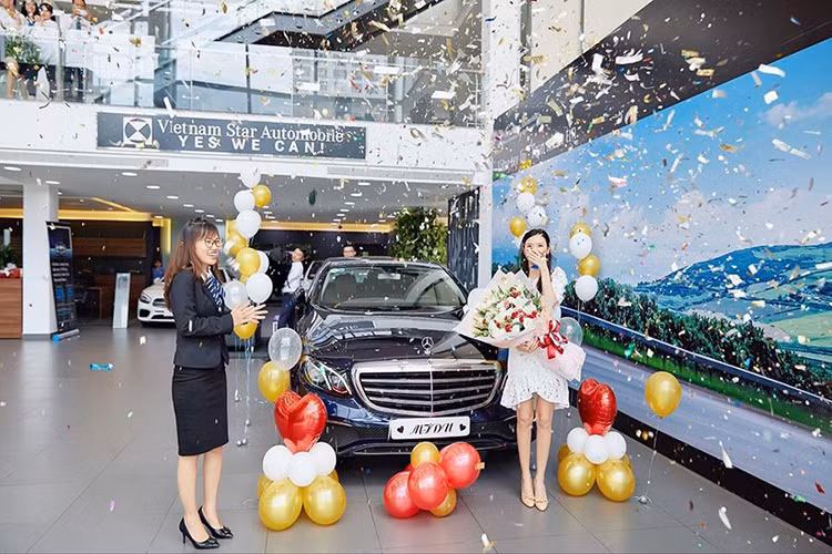 Mới đây, trên trang cá nhân của mình, Midu đã đăng những hình ảnh xinh đẹp chụp cạnh chiếc Mercedes E-Class 2019 tiền tỷ cùng dòng chú thích: "Chào mừng em về đội của chị". Dưới bài đăng là rất nhiều bình luận chúc mừng của những anh chị em trong nghề như diễn viên trẻ Jun Vũ, đàn chị Lâm Vỹ Dạ, Nam Thư...