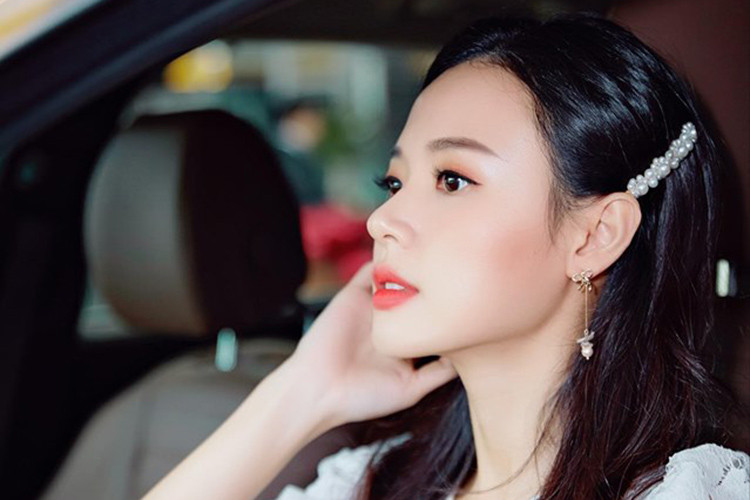 Chi tiết ấn tượng nhất của E200 thế hệ mới là cụm đèn trước với các dải sáng ban ngày LED nằm song song với nhau, chia tách 2 đèn pha/cốt dạng thấu kính projector để gợi thiết kế "mắt kép" đặc trưng của các thế hệ trước. Tùy từng phiên bản, E-Class sẽ có "bộ mặt" khác nhau với bản E200 sử dụng cản trước khác biệt và lưới tản nhiệt truyền thống của Mercedes. để tạo ấn tượng về sự sang trọng.