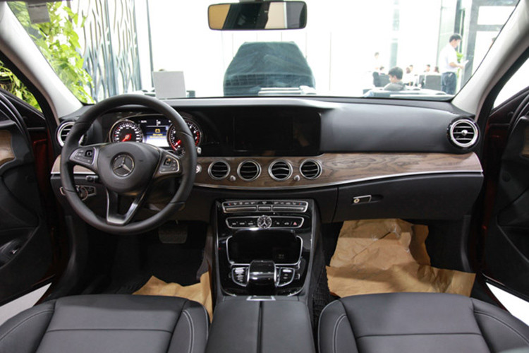 Dựa trên ngôn ngữ Sensual Purity trứ danh, khoang nội thất của E200 hướng đến một không gian mở nhờ việc bố trí thông minh các cụm điều khiển và sử dụng các vật liệu cao cấp như da, gỗ, hợp kim nhôm. Một lần nữa, thiết kế nội thất của xe lại gợi nhớ về dòng sedan cao cấp nhất hiện nay của Mercedes là S-Class.