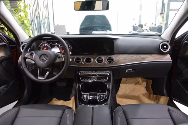 Dựa trên ngôn ngữ Sensual Purity trứ danh, khoang nội thất của E200 hướng đến một không gian mở nhờ việc bố trí thông minh các cụm điều khiển và sử dụng các vật liệu cao cấp như da, gỗ, hợp kim nhôm. Một lần nữa, thiết kế nội thất của xe lại gợi nhớ về dòng sedan cao cấp nhất hiện nay của Mercedes là S-Class.