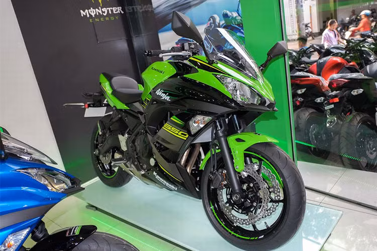 Kawasaki Ninja 650 2018 đang được phân phối chính hãng tại thị trường Việt Nam với mức giá từ 218 triệu đồng (tuỳ từng phiên bản).