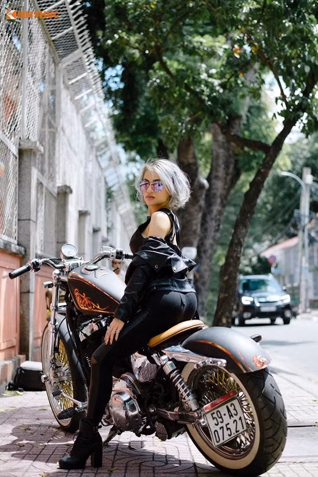 Ngay tại thời điểm ra mắt lần đầu tiên, chiếc môtô phân khối lớn này đã nhận không ít lời bàn tán từ giới mộ điệu khi cho rằng nó đã phá vỡ truyền thống từ những chiếc Cruise của hãng xe môtô Harley-Davidson với bàn để chân rộng, bình chứa nhiên liệu lớn và tay lái ngạo nghễ. 