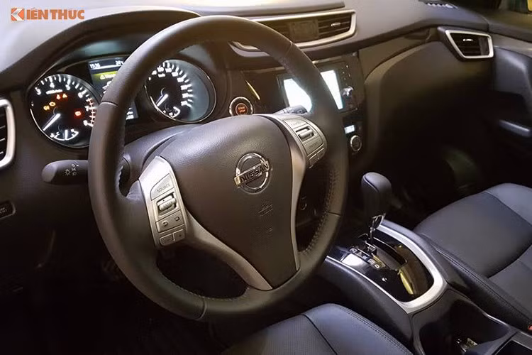 Ngoài các chi tiết nội thất được bọc da trang nhã mang phong cách thanh lịch cùng với cửa sổ trời lớn..., vô-lăng 3 chấu của X-Trail lại có thiết kế tương tự nhiều dòng xe Nissan hiện nay, và cũng sở hữu các cụm nút điều khiển hệ thống âm thanh tiện dụng ở vị trí 3 và 9 giờ.