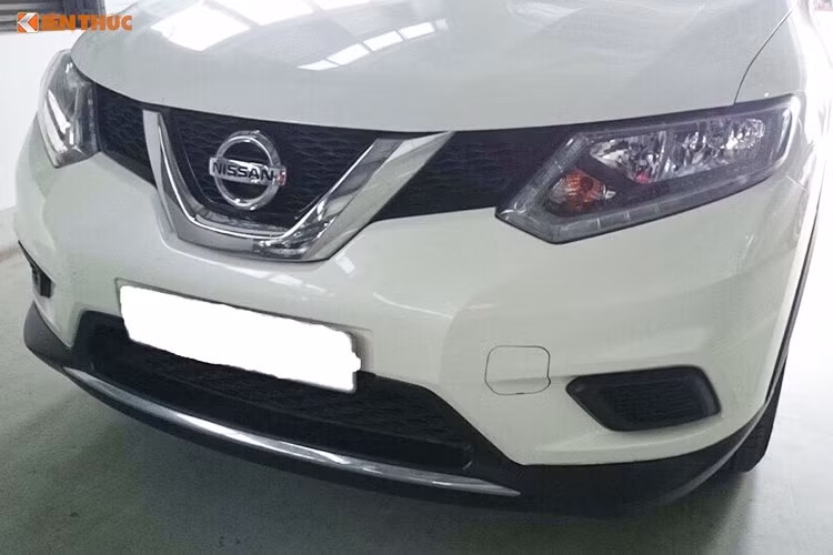  Nissan X-Trail là một dòng xe khá mới, từng được ra mắt lần đầu vào những năm 2000. Trải qua 3 thế hệ, phiên bản X-Trail 2016 được thiết kế lại hoàn toàn, loại bỏ kiểu dáng vuông vức của các thế hệ trước. Phần đầu xe với các đèn pha có dải LED định vị sắc sảo và lưới tản nhiệt chữ V đặc trưng Nissan gợi nhớ về "đàn anh" Murano.