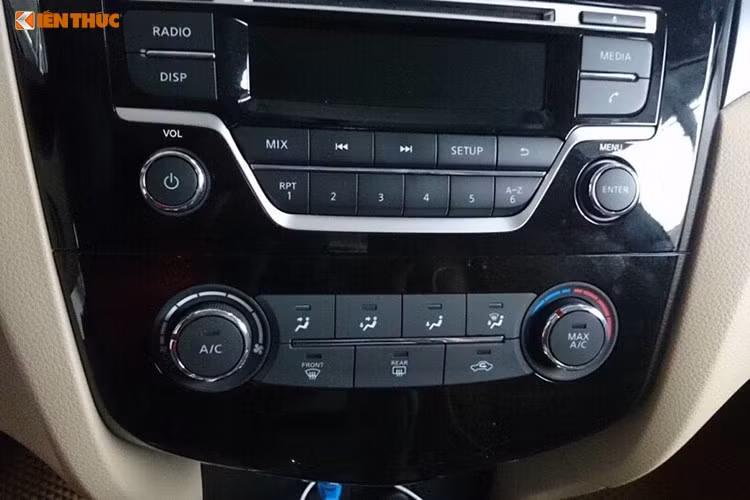 Bảng đồng hồ công tơ mét trên xe có cách bố trí quen thuộc với 2 đồng hồ báo tốc và vòng tua lớn, "kẹp" giữa là một màn hình màu hiển thị các thông tin về trạng thái hoạt động trên xe. Các nút bấm điều khiển trên xe cũng được bố trí một cách hợp lý, quen thuộc và tiện dụng.