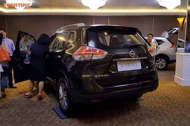 Để cạnh tranh với các đối thủ như Honda CR-V hay Mazda CX-5... đang phát triển ngày càng mạnh mẽ, Nissan đã làm mới X-Trail trở nên "mềm mại", thời trang và hiện đại hơn. Hai bên thân xe của X-Trail phiên bản mới cũng sở hữu thiết kế tinh tế và thời trang với các đường nét dập nổi uốn lượn.