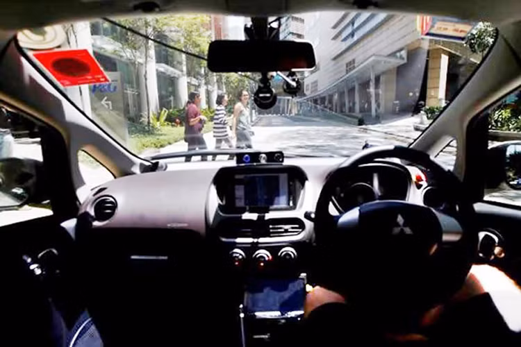 Những chiếc taxi tự lái sẽ được tùy chỉnh từ phiên bản xe hơi là Renault Zoe và Mitsubishi i-MiEV. Hiện tại, sẽ vẫn có các tài xế đi kèm để ứng phó các trường hợp khẩn cấp cùng một nhà nghiên cứu ngồi phía sau để theo dõi hệ thống máy tính trên xe.