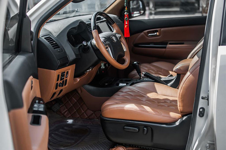 Cụ thể, không gian nội thất Toyota Forutner này được thiết kế lại từ 07 chỗ ngồi được thay bằng 04 chỗ rộng rãi, bằng cách loại bỏ hoàn toàn hàng ghế thứ 2 và thứ 3 nguyên bản và thay thế hàng ghế thứ 2 bằng 02 ghế ngồi hạng thương tách biệt với nhau bằng 1 bệ tỳ tay.