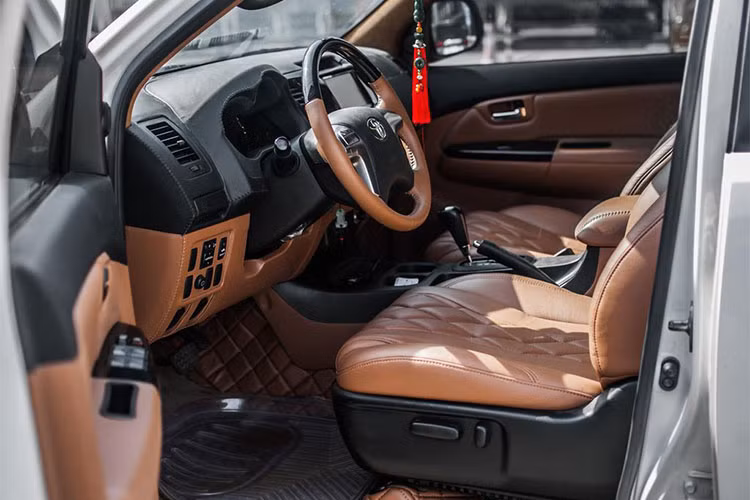 Cụ thể, không gian nội thất Toyota Forutner này được thiết kế lại từ 07 chỗ ngồi được thay bằng 04 chỗ rộng rãi, bằng cách loại bỏ hoàn toàn hàng ghế thứ 2 và thứ 3 nguyên bản và thay thế hàng ghế thứ 2 bằng 02 ghế ngồi hạng thương tách biệt với nhau bằng 1 bệ tỳ tay.