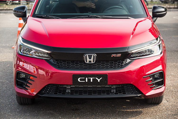 Về tổng thể, Honda City thế hệ mới đã có sự thay đổi về kích thước tổng thể, lần lượt là 4.553 x 1.748 x 1.467 mm (D x R x C). Với chiều rộng và dài tăng lên lần lượt là 54 mm, 113 mm, đồng thời trọng tâm xe được hạ thấp 10 mm, ngoại hình của Honda City 2021 dường như đem lại cho người xem cảm giác lớn hơn hẳn so với các đối thủ trong cùng phân khúc.