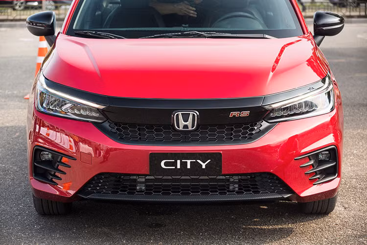 Về tổng thể, Honda City thế hệ mới đã có sự thay đổi về kích thước tổng thể, lần lượt là 4.553 x 1.748 x 1.467 mm (D x R x C). Với chiều rộng và dài tăng lên lần lượt là 54 mm, 113 mm, đồng thời trọng tâm xe được hạ thấp 10 mm, ngoại hình của Honda City 2021 dường như đem lại cho người xem cảm giác lớn hơn hẳn so với các đối thủ trong cùng phân khúc.