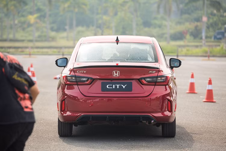 Có thể nói, Honda City thế hệ thứ 5 trông giống như là một phiên bản thu nhỏ của đàn anh Honda Accord. Ở phần đầu xe, City 2021 vẫn áp dụng ngôn ngữ thiết kế hình cánh chim độc đáo mà Honda đã thể hiện trên các dòng sản phẩm mới gần đây. Đáng chú ý, phiên bản City RS mới càng trở nên nổi bật hơn với cụm đèn trước Full LED hiện đại, đèn sương mù LED, bộ lưới tản nhiệt dạng tổ ong và thanh nan to bản được sơn đen cùng logo RS màu đỏ dập nổi đầy cá tính.