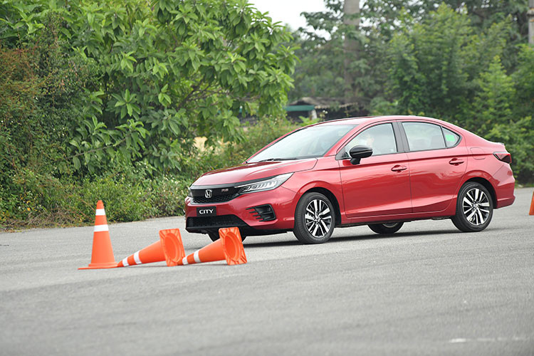 Với bài trải nghiệm tăng tốc, Honda City 2021 là chiếc xe đem lại sự phấn khích bởi nó không chỉ tăng tốc nhanh mà còn rất mượt mà, êm ái. Chỉ tiếc là việc sử dụng hệ thống phanh tang trống phía sau chứ không phải là phanh đĩa cho cảm giác phanh thiếu đi sự chính xác khi hãm phanh đột ngột ở tốc độ cao. Tuy nhiên, với những thay đổi toàn diện trên thế hệ thứ 5 này, Honda City 2021 đang trở thành một cái tên rất đáng để người tiêu dùng chờ đợi khi mẫu xe này chính thức được bán ra thị trường Việt Nam vào tháng 1/2021.