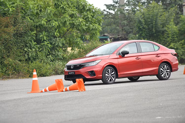 Với bài trải nghiệm tăng tốc, Honda City 2021 là chiếc xe đem lại sự phấn khích bởi nó không chỉ tăng tốc nhanh mà còn rất mượt mà, êm ái. Chỉ tiếc là việc sử dụng hệ thống phanh tang trống phía sau chứ không phải là phanh đĩa cho cảm giác phanh thiếu đi sự chính xác khi hãm phanh đột ngột ở tốc độ cao. Tuy nhiên, với những thay đổi toàn diện trên thế hệ thứ 5 này, Honda City 2021 đang trở thành một cái tên rất đáng để người tiêu dùng chờ đợi khi mẫu xe này chính thức được bán ra thị trường Việt Nam vào tháng 1/2021.