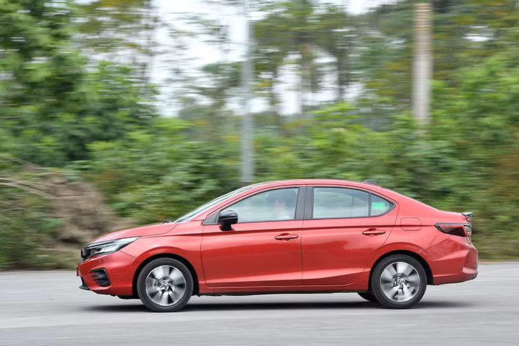 Khoảng 3 năm trở lại đây, đã có hơn 25.000 chiếc Honda City thế hệ thứ 4 bàn giao tới tay khách hàng, giúp mẫu xe này lọt vào Top 3 xe bán chạy nhất phân khúc B. Và với sự thành công ngoài mong đợi tại các thị trường kể trên, Honda City 2021 mới thế hệ thứ 5 cũng được kỳ vọng sẽ tạo nên cú hích về doanh số tại Việt Nam trong năm 2021.