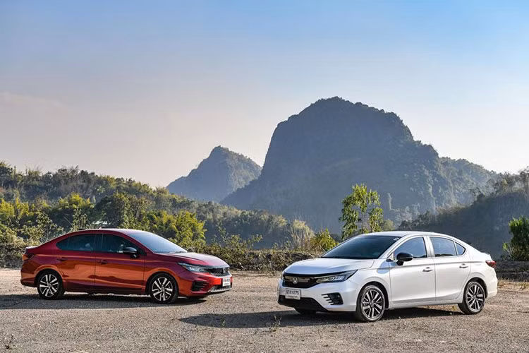 Honda City thế hệ mới được bán tại thị trường Việt Nam dưới mô hình 2021 và được lắp ráp trong nước tương tự như thế hệ cũ. Khách hàng sẽ có 3 sự lựa chọn về phiên bản gồm G, L và RS cùng cùng 6 lựa chọn màu sắc: Trắng, Ghi bạc, Đen, Titan (RS, L), Đỏ (RS, L) và Xanh đậm (RS, L). Giá xe Honda City 2021 tương ứng với 3 phiên bản từ 529 triệu, 569 triệu và 599 triệu đồng.