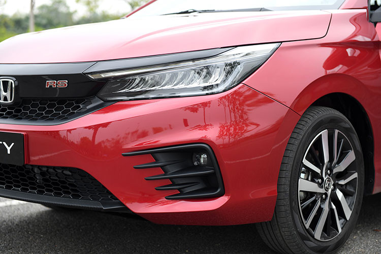 Nhìn từ hai bên, các đường nét dập nổi trên Honda City 2021 không còn rời rạc như mẫu xe thế hệ cũ mà thay vào đó là một đường gân nổi xuyên suốt từ phần đèn trước cho tới đèn sau. Ngoài ra, các điểm nhấn thiết kế mang đến sự khác biệt hoàn toàn so với mẫu xe thế hệ cũ còn đến từ bộ gương chiếu hậu bên đã được dịch chuyển từ trụ A xuống vị trí cửa xe.