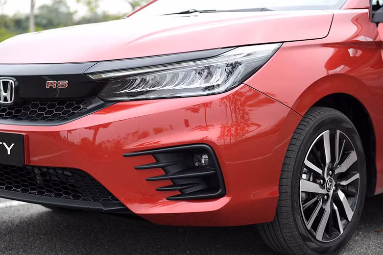 Nhìn từ hai bên, các đường nét dập nổi trên Honda City 2021 không còn rời rạc như mẫu xe thế hệ cũ mà thay vào đó là một đường gân nổi xuyên suốt từ phần đèn trước cho tới đèn sau. Ngoài ra, các điểm nhấn thiết kế mang đến sự khác biệt hoàn toàn so với mẫu xe thế hệ cũ còn đến từ bộ gương chiếu hậu bên đã được dịch chuyển từ trụ A xuống vị trí cửa xe.