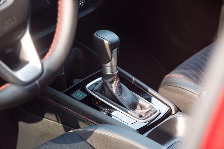 Về tính năng an toàn, Honda City 2021 chỉ bổ sung thêm một tính năng đèn cảnh báo phanh khẩn cấp ESS. Tuy nhiên, Honda lại cắt trang bị cảm biến lùi trên chiếc xe mới. Về cơ bản, các trang bị an toàn có sẵn ở thế hệ cũ đã được đánh giá là khá đầy đủ dành cho một chiếc xe hạng B nên đây có thể là lý do tại sao Honda City 2021 không có nhiều trang bị an toàn mới để nhắc đến.