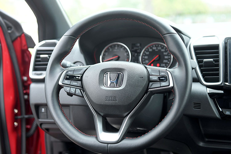 Honda City 2021 mới cũng đã được nâng cấp đáng kể về mặt tiện nghi, điển hình là màn hình cảm ứng trung tâm đã có giao diện hiện đại hơn, kích thước tăng từ 6,8 lên 8 inch, kết nối điện thoại thông minh Apple CarPlay và Android Auto. Hệ thống điều hòa tự động 1 vùng cho phép làm mát nhanh chóng thông qua nút bấm "MAX COOL", 5 cổng sạc cho người dùng và chức năng khởi động xe từ xa đặc biệt hữu ích trong những ngày thời tiết nắng nóng.