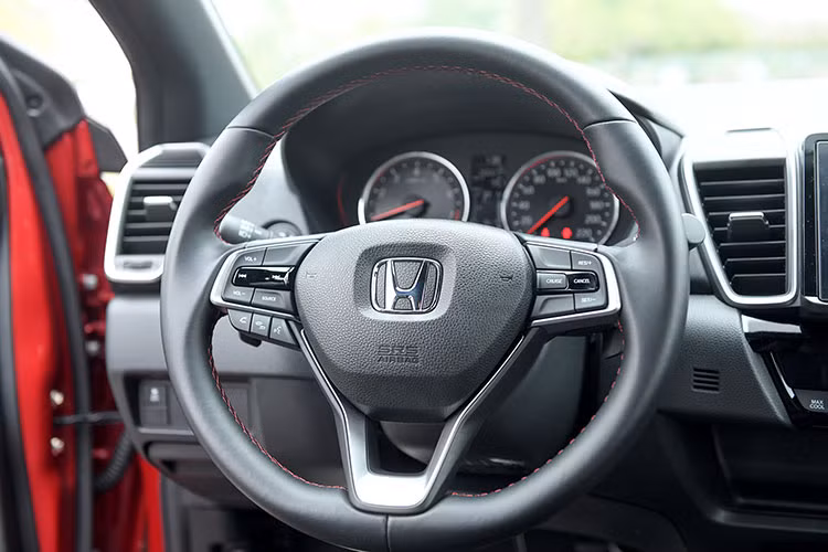 Honda City 2021 mới cũng đã được nâng cấp đáng kể về mặt tiện nghi, điển hình là màn hình cảm ứng trung tâm đã có giao diện hiện đại hơn, kích thước tăng từ 6,8 lên 8 inch, kết nối điện thoại thông minh Apple CarPlay và Android Auto. Hệ thống điều hòa tự động 1 vùng cho phép làm mát nhanh chóng thông qua nút bấm "MAX COOL", 5 cổng sạc cho người dùng và chức năng khởi động xe từ xa đặc biệt hữu ích trong những ngày thời tiết nắng nóng.