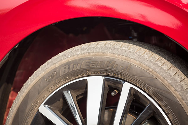 Bộ la-zăng hợp kìm kiểu dáng mới. Phiên bản City RS 2021 được trang bị bộ la-zăng 5 chấu kép 16 inch sang trọng với 2 tông màu tương phản và gương chiếu hậu sơn đen bóng tiêu chuẩn. Cụm đèn hậu được tạo hình dạng 3D với dải LED uốn lượng có tính nhận diện cao. Cản sau được thiết kế lại vững chãi hơn, tăng thêm vẻ trẻ trung và cá tính cho đuôi xe.