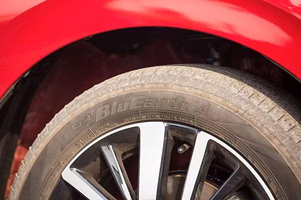 Bộ la-zăng hợp kìm kiểu dáng mới. Phiên bản City RS 2021 được trang bị bộ la-zăng 5 chấu kép 16 inch sang trọng với 2 tông màu tương phản và gương chiếu hậu sơn đen bóng tiêu chuẩn. Cụm đèn hậu được tạo hình dạng 3D với dải LED uốn lượng có tính nhận diện cao. Cản sau được thiết kế lại vững chãi hơn, tăng thêm vẻ trẻ trung và cá tính cho đuôi xe.