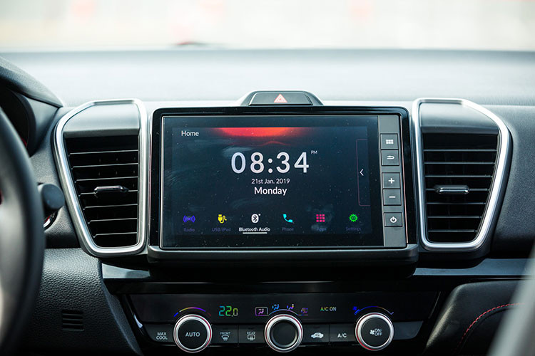 Bảng đồng hồ của Honda City 2021 cũng quay về thiết kế truyền thống với đồng hồ vận tốc và vòng tua máy đối xứng, ngăn giữa bằng một màn hình đơn sắc nho nhỏ hiển thị thông tin vận hành của xe. Và với phiên bản RS, bảng đồng hồ của Honda City mới sẽ sử dụng các đường viền đỏ làm điểm nhấn chủ đạo.