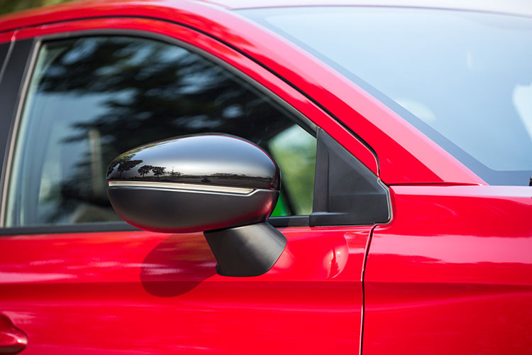 Tương tự như cách Honda đã làm với mẫu Civic RS, phía dưới cản trước của City 2021 bản RS cũng sử dụng kiểu nhựa giả carbon, đồng thời hốc đèn sương mù còn được tạo hình bằng các cánh khuếch tán, tạo sự khác biệt rõ rệt so với 2 phiên bản G và L cũng góp phần mang đến bầu không khí thể thao mạnh mẽ cho chiếc xe.