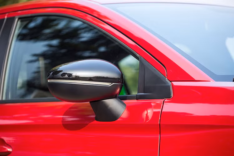 Tương tự như cách Honda đã làm với mẫu Civic RS, phía dưới cản trước của City 2021 bản RS cũng sử dụng kiểu nhựa giả carbon, đồng thời hốc đèn sương mù còn được tạo hình bằng các cánh khuếch tán, tạo sự khác biệt rõ rệt so với 2 phiên bản G và L cũng góp phần mang đến bầu không khí thể thao mạnh mẽ cho chiếc xe.