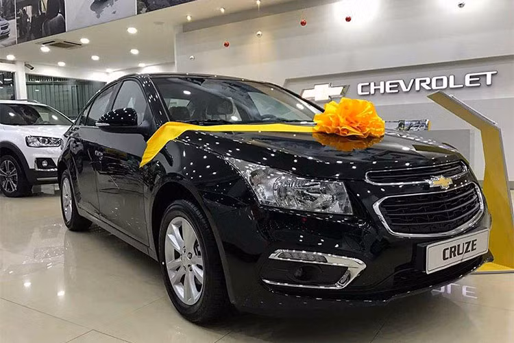 Xe ôtô màu đen cũng được xem là màu bản mệnh của mệnh Thủy nên về cơ bản, người mệnh Thủy hợp nhất với màu đen. Như vậy, một chiếc xe có màu đen sang trọng sẽ khiến vận thế của gia chủ thêm tươi mới, bản thân chiếc xe cũng ít hỏng hóc và gặp sự cố hơn với màu tương khắc.