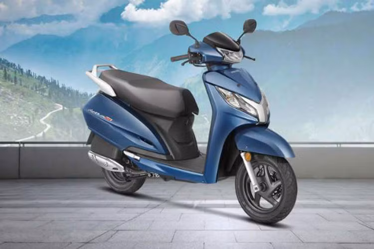 Ra mắt lần đầu vào năm 2014, Honda Activa là mẫu xe tay ga giá rẻ hướng tới phái đẹp. Được Honda liên doanh sản xuất với công ty Scooter India Pvt Ltd tại Ấn Độ, sau 3 năm trên thị trường mới đây mẫu xe ga Honda Activa 2018 vừa được chính thức ra mắt với kiểu dáng giữ nguyên nhưng sở hữu nhiều công nghệ mới hấp dẫn hơn.