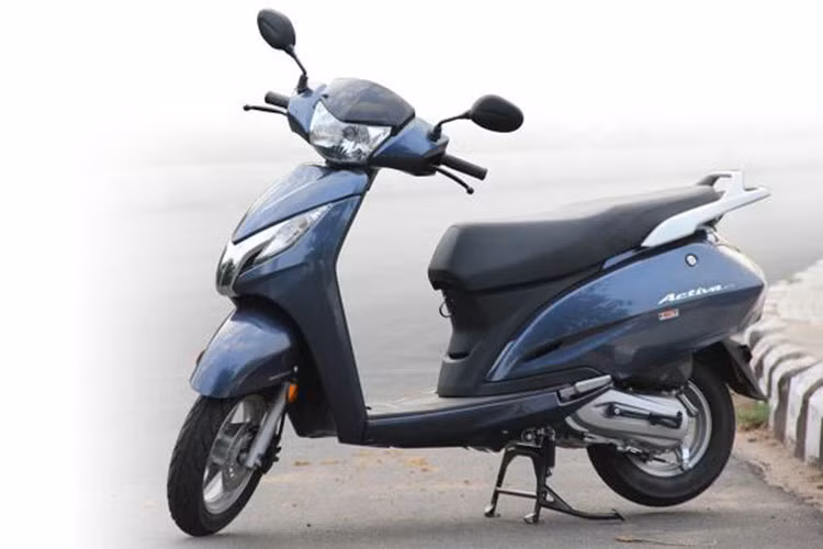 Hệ thống treo của Honda Activa 125 2018 cũng được nâng cấp, giảm xóc sau của xe là loại lò xo trụ đơn, nhưng được bổ sung thêm 3 chế độ tùy chỉnh, trong khi đó hệ thống treo trước vẫn là cặp phuộc ống lồng tương tự như phiên bản cũ. Phía sau xe cụm đèn hậu bóng halogen không đổi.