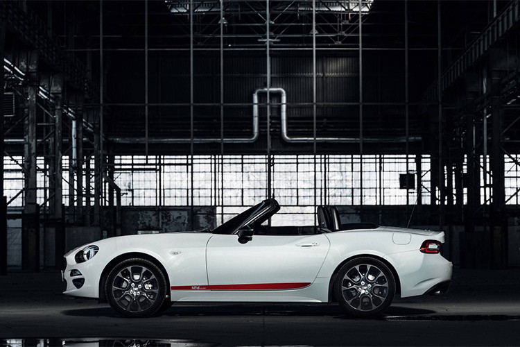 Là chiếc roadster 2 chỗ ngồi, 124 Spider S-Design nằm cùng phân khúc với Mazda MX-5 Miata. Phần đầu xe nổi bật cụm đèn pha LED tròn mang nét hoài cổ. Một dải trang trí màu đỏ cá tính chạy dọc theo hai bên cửa xe.