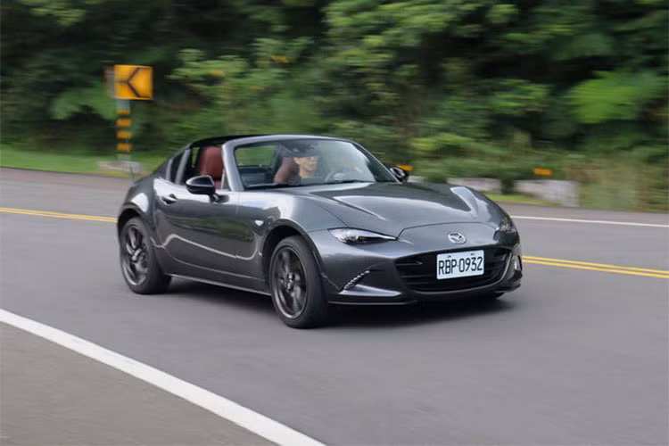 Trong khi thông cáo báo chí tại Nhật Bản không hề cập tới công suất cụ thể, một giấy tờ dữ liệu hé lộ rằng động cơ sẽ có thể sản xuất 181 mã lực và mô-men xoắn cực đại 205 Nm. Không chỉ mạnh mẽ hơn, động cơ nâng cấp còn thân thiện môi trường và tiết kiệm nhiên liệu hơn.