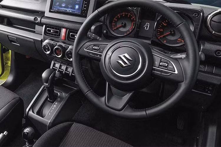 Nội thất Suzuki Jimny phiên bản 2019 được thiết kế trông khá năng động và đề cao tính thực dụng, bảng táp-lô mới và cụm đồng hồ điều khiển dạng analog tích hợp màn hình hiển thị thông số nhỏ ở chính giữa, vô-lăng 3 chấu thiết kế tương tự Suzuki Swift 2018.