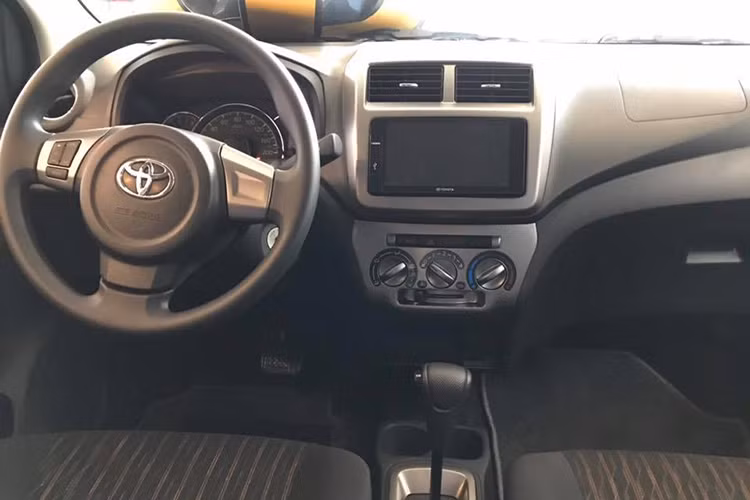 Tuy nhiên ngay sau đó, mẫu xe giá rẻ Toyota Wigo lại tỏ ra đuối sức hơn so với các đối thủ cùng phân khúc khi doanh số giảm dần và luôn thấp hơn hai đối thủ ở những tháng tiếp theo. Nếu tiếp tục không có doanh số khả quan, rất có thể trong thời gian tới mẫu xe này sẽ nằm trong top "ế" và mất hút trên thị trường ôtô Việt.